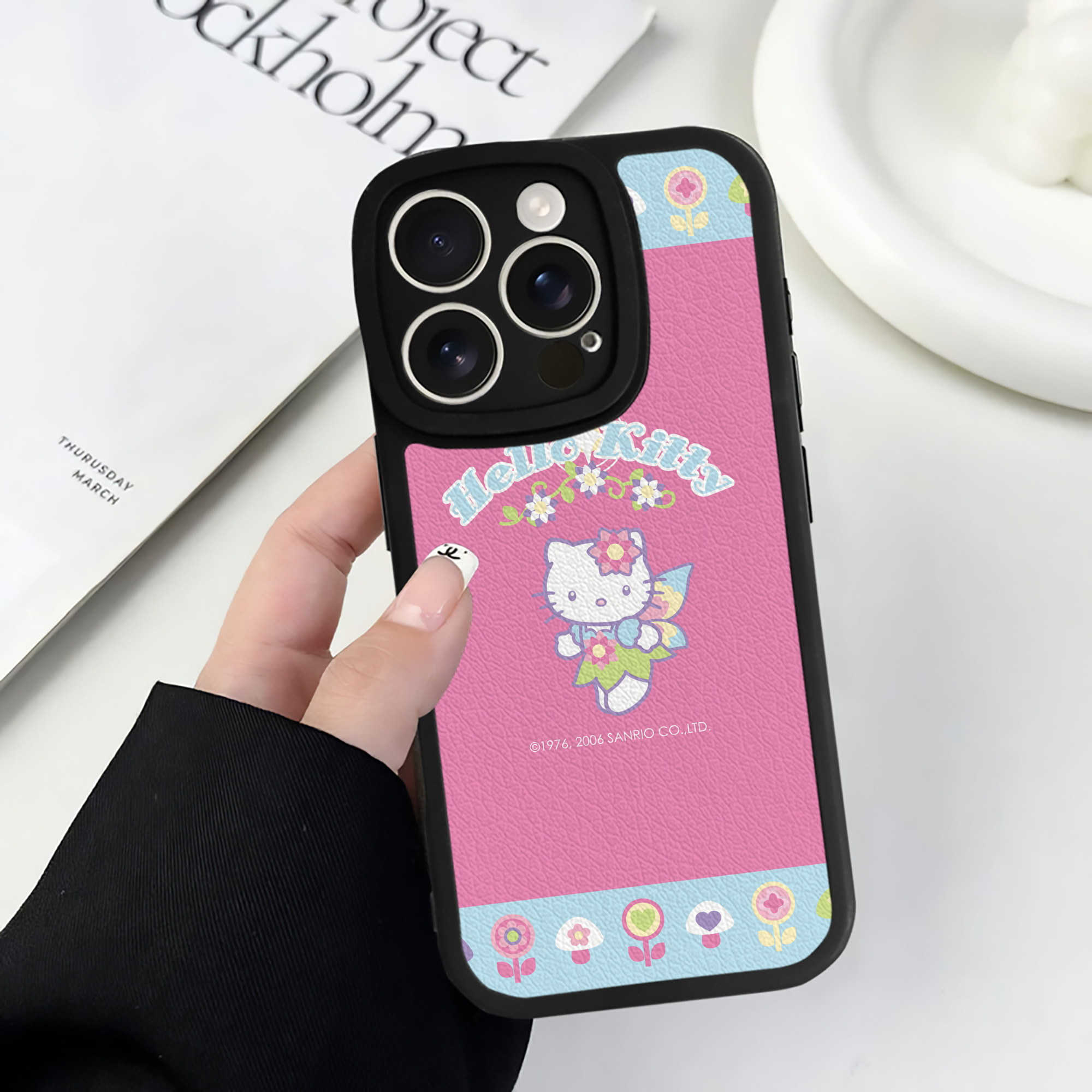 （画像用） Hello Kitty ハローキティ 【iPhone 16シリーズ対応】シリコンスマホケース（レザー調） 材質：シリコン
